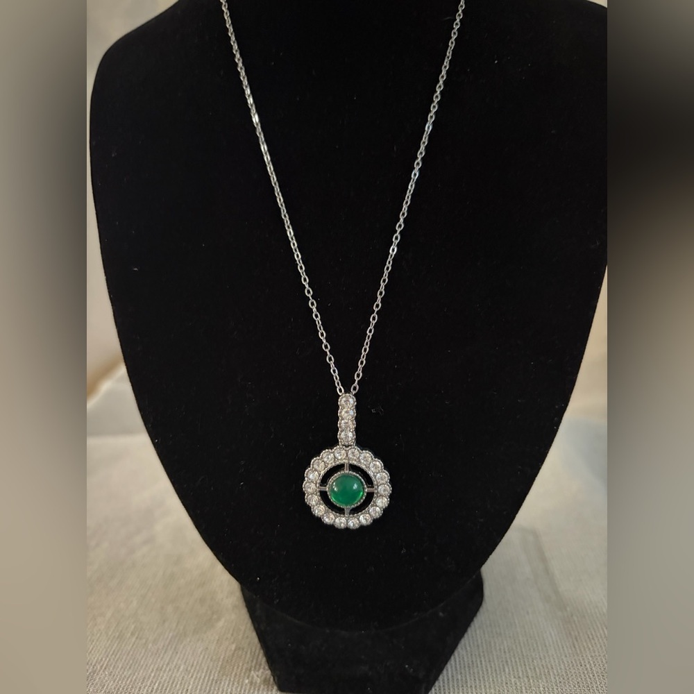 Paparazzi Elegant Silver Necklace With Emerald Green Pendant